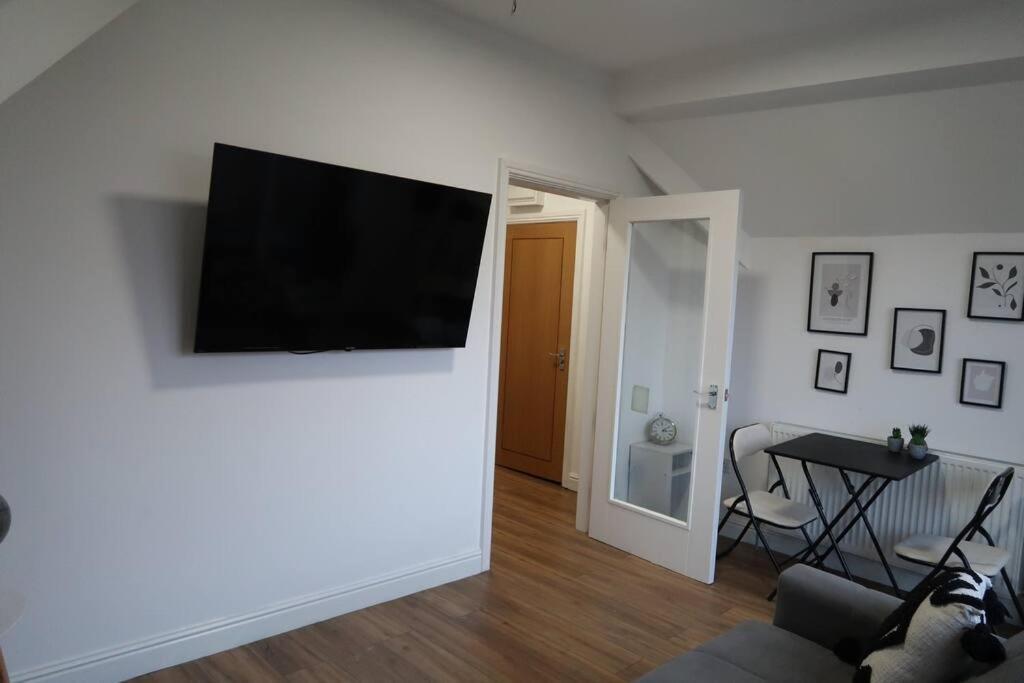 Two-Bedroom Apartment With Scenic Balcony View Shipley  Exterior foto